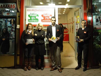 <font face="Arial" size="2">Altıntaş a&ccedil;ıklamasında &quot;<font color="#333399"> Şirketimiz 11 yıldır GSM sekt&ouml;r&uuml;nde Adapazarı AVEA B&ouml;lge bayisiyiz Bolu, D&uuml;zce ve Bilecik b&ouml;lge sorumlusuyuz. Aveanın son yıllarda yapmış olduğu en iyi kampanyalardan birisi diyebiliriz bu kampanya i&ccedil;in. &Ccedil;&uuml;nk&uuml; son zamanlarda Nokia'daki artışlar ve AVEA'nın yapmış olduğu 200 dakikalık konuşma &ouml;zg&uuml;rl&uuml;ğ&uuml;n&uuml; m&uuml;şteriye hediye etmesi, telefonu yenileme imkanı vermesi m&uuml;şteri a&ccedil;ısından &ccedil;ok iyi. Bu kampanya ile GSM şirketindeki sonsuz rekabet, t&uuml;keticiye &ouml;nemli bir ivme kazandırmış oldu. Burada kazan&ccedil;lı olan son t&uuml;ketici 6 ay boyunca g&ouml;r&uuml;şme yapıyor zaten bir fatura &ouml;d&uuml;yor. Avea şirketi de b&ouml;ylelikle m&uuml;şterisine telefonları hediye olarak veriyor. &Ouml;zellikle 5800, 6600 samsung i gibi bu telefonlar piyasada fazla bulunmamakla beraber &ccedil;ok fazla satan &uuml;r&uuml;nler. M&uuml;şteri hem bu &uuml;r&uuml;nleri satın almış oluyor. Hem de 200 dakika bedava konuşma kazanmış oluyor. Bunlar hem Avea hemde t&uuml;rk telekom sabit hatlara kullanılabiliyor Bunun yanısıra g&uuml;nde 30 dakika g&ouml;r&uuml;nt&uuml;l&uuml; g&ouml;r&uuml;şme, 1 saat megavizyon g&ouml;sterisi, 100 mb internet paketi gibi servisler &uuml;cretsiz. Bunlar ortalama 45-50 TL maliyeti olan paketler. Bu kampanya 29 TL'lik bir taksitlendirme ile m&uuml;şteriye veriliyor&quot;</font> dedi.<br /></font>
