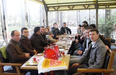 <p><font face="arial,helvetica,sans-serif" size="2">TE&Ccedil;-SEN Sakarya Temsilcisi Yakup Deribaş, il genelinde 600 dolayında eğitim &ccedil;alışanının bulunduğunu belirterek, ama&ccedil;larının eğitim &ccedil;alışanları arasında dayanışmayı sağlayarak &ccedil;alışma hayatında yaşadıkları sorunlara &ccedil;&ouml;z&uuml;mler &uuml;retmeyi hedeflediklerini belirtti. </font></p><p><font face="arial,helvetica,sans-serif" size="2">TE&Ccedil;-SEN Sakarya İl Başkanlığı&rsquo;nın d&uuml;zenleyeceği bilgilendirme toplantısı; 13 Şubat cumartesi G&uuml;n&uuml; saat 13.00&rsquo;de, Tekeler Mahallesi &Ccedil;evre Yolu &uuml;zerindeki Adapazarı Ticaret Borsası Toplantı Salonu&rsquo;nda yapılacak.</font></p>