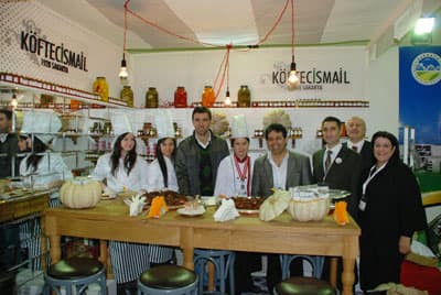 <p><font face="arial,helvetica,sans-serif" size="2"><strong>HERŞEYİ İLE SAKARYA</strong></font></p><p><font face="arial,helvetica,sans-serif" size="2">İl olarak daha &ouml;nce 2007 yılında bu fuara k&uuml;&ccedil;&uuml;k bir stantla katılan ve sonraki yıllarda Karasu ve Sapanca il&ccedil;elerinin ayrı standlarla iştirak ettikleri EMİTT Fuarı&rsquo;na, Sakarya bu yıl geniş kapsamlı olarak ilk defa katılıyor. <br /><br />Bu yıl yeni kurulan Sakarya Turizm Platformu &ouml;nderliğinde Sakarya Valiliği, Sakarya B&uuml;y&uuml;kşehir Belediyesi, SATSO ve Sakarya &Uuml;niversitesi ile Adapazarı, Hendek, Karasu, Sapanca ve Taraklı belediyeleri birlikte kenti ilk defa topluca tanıtıyor. 240 metrekarelik alanda Sakarya yaylaları, Karasu Acarlar longozu, Karasu Maden deresi ve şelalesi, Karasu-Kocaeli kumsalı, Adapazarı Poyrazlar G&ouml;l&uuml; ve Adapazarı Saklıg&ouml;l gibi doğal g&uuml;zelliklerinin yanı sıra tarihi zenginliğini de EMITT&rsquo;e taşıyan Sakarya, Fuar katılımcılarına, y&uuml;zyıllar boyunca topraklarında yaşayan &ccedil;eşitli medeniyetlerin izlerini s&uuml;rme olanağı veriyor. <br /><br />Adapazarı Justinianus K&ouml;pr&uuml;s&uuml;, Tarihi Taraklı Evleri ve Geyve gibi Osmanlı d&ouml;nemi yerleşim yerlerindeki geleneksel yaşam tarzları ve Hendek Baraktepe gibi tarihi mek&acirc;nlar d&uuml;nya turizminin bilgisine sunuluyor.&nbsp;</font><font face="arial,helvetica,sans-serif" size="2">&nbsp;</font></p>