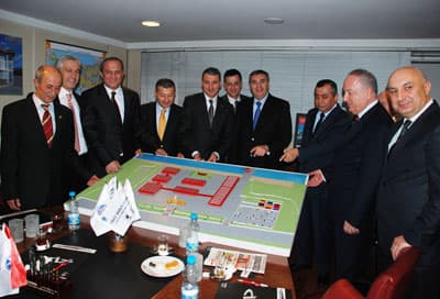 <p><font face="arial,helvetica,sans-serif" size="2"><strong>GEREKLİ &Ccedil;ALIŞMALAR</strong></font></p><p><font face="arial,helvetica,sans-serif" size="2">Burada Chery Fabrikasının Karasu&rsquo;ya kurulması konusunda Mermerler Y&ouml;netim Kurulu Başkanı Y&uuml;ksel Mermer ile g&ouml;r&uuml;şen Sakarya heyeti, basına kapalı ger&ccedil;ekleşen toplantının ardından yaptığı a&ccedil;ıklamada, tek sorunun b&uuml;rokratik engellerden kaynaklanan arsa sorunu olduğunu s&ouml;yledi. Vali H&uuml;seyin Atak, sorunun biran &ouml;nce &ccedil;&ouml;z&uuml;mlenmesi i&ccedil;in gerekli &ccedil;alışmaların yapılacağını s&ouml;yledi.</font><font face="arial,helvetica,sans-serif" size="2">&nbsp;<br /><br />Mermerler Y&ouml;netim Kurulu Başkanı Y&uuml;ksel Mermer ise; Karasu&rsquo;daki arsa ile ilgili b&uuml;rokratik engellerin kalkmadığı s&uuml;rece, fabrikanın kurulmasında zorluk yaşayacaklarını, bu sorunun da ancak Tarım, Sanayi ve Maliye Bakanlıklarının bir araya gelerek &ccedil;&ouml;z&uuml;mlenebileceğini s&ouml;yledi. </font></p>