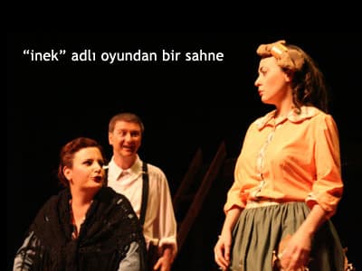 <p><font face="arial,helvetica,sans-serif" size="2">N&acirc;zım Hikmet&rsquo;in son d&ouml;nem oyunlarından İnek&rsquo;te, hayallerinin peşinde koşan bir ailenin, i&ccedil;inde bulundukları maddi sıkıntılarından satın aldıkları bir inekle kurtulma &ccedil;abaları abs&uuml;rd bir dille anlatılırken, aynı zamanda sıkı bir b&uuml;rokrasi eleştirisi de yapılıyor. Başta ineğin kendilerine &ccedil;ok para kazandıracağını d&uuml;ş&uuml;nen aile fertleri, inekten nasıl yararlanacaklarını bilemeyince, durumları zamanla &ldquo;inekten kurtulma &ccedil;abası&rdquo;na d&ouml;n&uuml;ş&uuml;yor.</font></p><p><font face="arial,helvetica,sans-serif" size="2">N&acirc;zım Hikmet&rsquo;in yazdığı, Mehmet Avdan&rsquo;ın y&ouml;nettiği oyunda; Berna Oğuzutku Demirer, Işıl Zeynep Tang&ouml;r, Can Ertuğrul, Zafer Kırşan, Ozan G&ouml;zel, Cem Uras rol alıyor.</font></p>