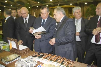 <font face="Arial" size="2">Fuarın en &ccedil;ok ziyaret edilen stantlarından olan Hendek standını Sakarya Valisi H&uuml;seyin Atak, Sakarya B&uuml;y&uuml;kşehir Belediye Başkanı Zeki To&ccedil;oğlu, Adapazarı Belediye Başkanı S&uuml;leyman Dişli, D&uuml;zce Belediye Başkanı İsmail Bayram, Hendek Kaymakamı Mustafa Ayhan, G&uuml;ral Porselen Şirketler Grubu Başkanı İsmet G&uuml;ral, Eski Milli Futbolcu Hakan Ş&uuml;k&uuml;r, Gren Park Oteller Zinciri Y&ouml;netim Kurulu Başkanı Adil Altındağ, belediye başkanları, daire m&uuml;d&uuml;rleri ve vatandaşlar ziyaret etti.<br /><br />Standı ziyaret edenlere fındık, lokum, anahtarlık ve turistik yerlerinin bilgilerinin yer aldığı tanıtım broş&uuml;r&uuml;n&uuml; hediye eden Hendek Belediyesi yetkilileri ayrıca ziyaret&ccedil;ilere bilgiler verdiler. 60 &Uuml;lke ve T&uuml;rkiye'nin her yerinden belediyelerin ve turizm firmalarının katıldığı fuar d&ouml;rt g&uuml;n s&uuml;recek. Fuara katılan Hendek Belediye Başkanı Ali İnci, standı gezen ziyaret&ccedil;ilerle tek tek ilgilenerek bilgi verdi. Galatasaray'ın ve Milli Takımın eski futbolcusu Hakan Ş&uuml;k&uuml;r Hendek Belediyesi standını ziyaret etti. </font>