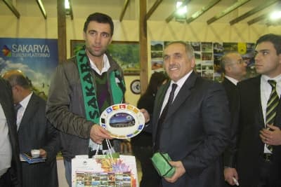 <font face="Arial" size="2">Başkan İnci, Ş&uuml;k&uuml;r'e Hendek hatırası &ccedil;ini tabak hediye etti. Başkan İnci, Hendek'in bir doğa harikası oduğunu belirterek &ldquo;<font color="#333399">İ</font><font color="#333399">l&ccedil;emiz yaylalarıyla, Selman Dede Mesire Alanı, Bayraktepe Tesisleri ve doğa g&uuml;zellikleri ile tam bir turistik b&ouml;lgedir. Tertemiz havası ve yeşili ile Hendek &ccedil;evre il ve il&ccedil;elerden ziyaret&ccedil;ilerin akınına uğruyor. Fuarda bu g&uuml;zellikleri sergiledik ve ziyaret&ccedil;iler tarafından olduk&ccedil;a ilgi &ccedil;ekti. Bu g&uuml;zellikleri ile Hendek t&uuml;m g&ouml;zlerin kendisine &ccedil;evrildiği ve hayranlıkla izlenen bir il&ccedil;e. Hendek'e yolu d&uuml;şenler bu eşsiz g&uuml;zellikler karşısında doyumsuz bir tat alacaklardır</font>&ldquo; dedi.</font>