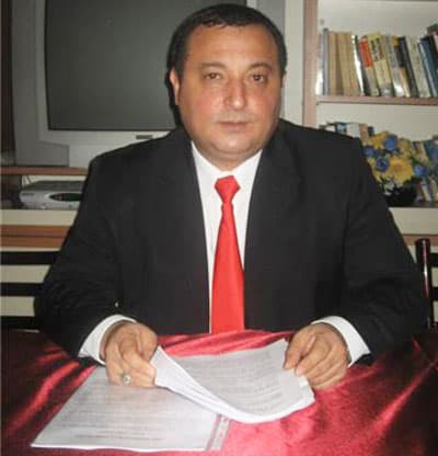 <font size="2"><font face="Arial"><font color="#333399"><strong><font color="#000000">Yalan Siyaset</font> </strong></font><br /><br />B&uuml;y&uuml;kşehir Belediye Başkanı Zeki To&ccedil;oğlu'nun yanlış bilgilendirildiğini ifade eden Yangın,<font color="#333399"> &ldquo;MHP'yi yalan siyaset yapmakla su&ccedil;layan B&uuml;y&uuml;kşehir Belediye Başkanı Zeki To&ccedil;oğlu'na sormak istiyoruz, Serdivan Belediyesi'nin 7 Aralık 2009 tarihinde yapılan meclis toplantısında MHP'li &uuml;yelerin red oyuna rağmen kabul edilen satışı kiralanması planlanan listeyi g&ouml;rmediniz mi? Yoksa yalnışmı bilgilendirildiniz. Bizler asıl yanlışlığın belediyecilik adına g&ouml;sterilmeyen m&uuml;cadelenin milletin malını satmak kararlılığında olduğunu d&uuml;ş&uuml;n&uuml;yoruz. Bu konuda B&uuml;y&uuml;kşehir Belediye Başkanının d&uuml;ş&uuml;nmeye davet ediyoruz. Unutulmamalıdır ki MHP b&uuml;t&uuml;n kadroları ile millet adına yapılacak her t&uuml;rl&uuml; yanlış kararın karşısında olmaya devam edecek&rdquo;</font> diye konuştu.</font></font>