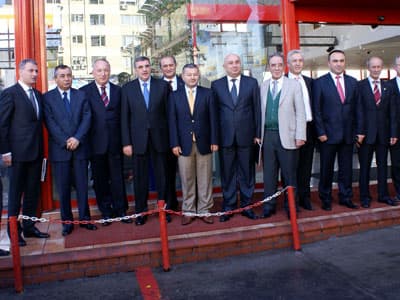 <font face="arial,helvetica,sans-serif" size="2">Y&uuml;ksel Mermer, Karasu il&ccedil;esinde yakın zamanda faaliyete ge&ccedil;ecek olan limanın varlığı, il&ccedil;enin otoyol ağına dahil oluşu, demiryolu projesinin hayata ge&ccedil;irilecek olması, elektrik enerjisi ve doğalgaz kullanımı konusunda sıkıntı bulunmaması gibi bir&ccedil;ok yatırım avantajına sahip olmasından dolayı bu yatırımın Sakarya'da yapılması y&ouml;n&uuml;ndeki d&uuml;ş&uuml;ncelerin ve g&ouml;r&uuml;şlerin ağırlık kazandığını belirtti.<br /><br />Toplam 470 milyon dolarlık bir yatırımın s&ouml;z konusu olduğunu belirten Mermer, Karasu'da bulunan bin 700 d&ouml;n&uuml;ml&uuml;k arazide yatırım yapmanın &ouml;n&uuml;nde sadece &ccedil;ok k&uuml;&ccedil;&uuml;k engeller bulunduğunu ifade etti. Arazinin k&uuml;&ccedil;&uuml;k bir kısmında m&uuml;lkiyet sorunu olduğunu, bu alan i&ccedil;erisindeki mera vasfına sahip k&uuml;&ccedil;&uuml;k bir arazinin şu anda takıldıkları tek engel olduğunu belirten Mermer, bu mera vasfının kaldırılıp m&uuml;lkiyet sorunu aşıldığı taktirde kısa s&uuml;re i&ccedil;erisinde yatırıma start verebileceklerini belirtti. Bu konuda ilgili bakanlıklar nezdinde girişimlerde bulunduklarını ve &ccedil;&ouml;z&uuml;m&uuml; noktasında g&ouml;r&uuml;şmelerin devam ettiğini s&ouml;yleyen Mermer, <font color="#333399">&quot;Bizim, Sakarya haricindeki başka illerden yer talebimiz olmadı.Tam tersi, her il bize birtakım tekliflerde bulunarak yatırımı kendi ilerine &ccedil;ekmek istiyor. Sakarya'nın bulunduğu lokasyon ve sahip olduğu yatırım avantajları bizim yer tercihimizi kullanmamızda &ouml;nemli etkenlerdendir&quot;</font> dedi.</font> 