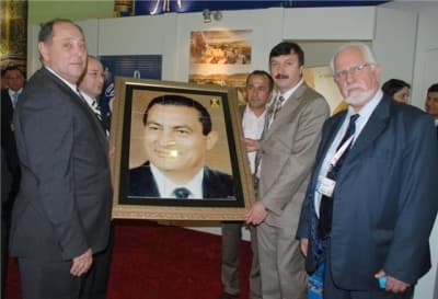 <strong><font face="Arial" size="2">Mısırlı Bakana Hediye Verildi</font></strong> <p><font face="Arial" size="2">T&Uuml;YAP 2 Holl&rsquo;de bulunan Mısır standını ziyaret eden Karasu il&ccedil;esi yetkilileri, Mısır Devlet Başkanı H&uuml;sn&uuml; M&uuml;barek&rsquo;e verilmek &uuml;zere Karasu Seromiko tarafından seramik &uuml;zerine b&uuml;y&uuml;k titizlikle hazırlanan Mısır Devlet Başkanı H&uuml;sn&uuml; M&uuml;barek&rsquo;in (Hosny Mubark) tablosunu, kendisini ulaştırmak &uuml;zere Mısır Turizm Bakanı Zoheir Garranah&rsquo;a hediye etti. <br /><br />Karasu K&uuml;lt&uuml;r ve Turizm Derneği M&uuml;d&uuml;r&uuml; Erdem Bal tarafından verilen ve b&uuml;y&uuml;k ilgi g&ouml;ren tablo teslimini TRT ve CNN televizyonları da g&ouml;r&uuml;nt&uuml;ledi. Vermiş oldukları hediye ve g&ouml;sterdikleri hassasiyetten dolayı Karasu İl&ccedil;esi yetkililerine Mısır ambleminden oluşan plaketle teşekk&uuml;r eden Mısır Turizm Bakanı Zoheir Garranah; hediyeyi Mısır Devlet Başkanı H&uuml;sn&uuml; M&uuml;barek&rsquo;e ulaştıracağını s&ouml;yledi.</font></p>