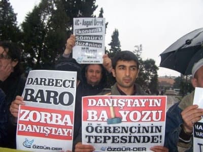 <p><font face="arial,helvetica,sans-serif" size="2">&ldquo;<font color="#333399">Bu karar toplumun vicdanında asla kabullenilmeyecek hukuksuz bir karardır. Bu halkı yok sayan, kendi menfaat ve &ccedil;ıkarından başka bir şey d&uuml;ş&uuml;nmeyen zorbaların alacağı bir karardır. Bu&nbsp; bir g&uuml;n lanetle anılacak ayrımcı, belli bir z&uuml;mrenin keyfine g&ouml;re alınmış bir karardır. Bu dayatmacı, baskıcı ve yasak&ccedil;ı zihniyetin bir &uuml;r&uuml;n&uuml;d&uuml;r. Bu darbeci-cuntacı bir elitist kadronun stat&uuml;koyu korumasını ama&ccedil;layan bir karardır. Bu kendisinden nefret ettiren utan&ccedil; duyulacak bir karardır. Bu mantığında 28 Şubatın, cuntanın bulunduğu bir karardır. Bu halkı s&ouml;m&uuml;rmeye alışmış olanların alabileceği bir karardır. Bu &ouml;z&uuml;nde &Ccedil;evik Bir zihniyetinin bulunduğu bir karardır</font>.&rdquo;</font></p><p><font face="arial,helvetica,sans-serif" size="2">Sevim, Tekel iş&ccedil;ilerinin eylemleri bağlamında &ccedil;arpık &ouml;zelleştirme politikalarını ise şu s&ouml;zlerle değerlendirdi: &ldquo;<font color="#333399">2000 &lsquo;li yıllarla başlayan &ouml;zelleştirmeler&nbsp; uluslararası sermayenin &ccedil;ıkarları doğrultusunda y&uuml;r&uuml;t&uuml;len ve &uuml;lkeyi sadece bir pazar olarak g&ouml;ren politikaların bir sonucuydu. Tekel &ouml;zelleştirmesi de bunun ayaklarından bir tanesiydi. Emeği ve işg&uuml;c&uuml;n&uuml; sadece bir s&ouml;m&uuml;r&uuml; aracı olarak g&ouml;ren bu işverenci, kapitalist sistemin elebaşları, t&uuml;m diğer iş&ccedil;iler gibi Tekel &ccedil;alışanlarının da hak ve hukuklarını g&ouml;rmezden geliyorlar. Tekel iş&ccedil;ilerinin taleplerini m&uuml;nferit birka&ccedil; hamle ile ge&ccedil;iştirmek amacındalar. </font></font></p>