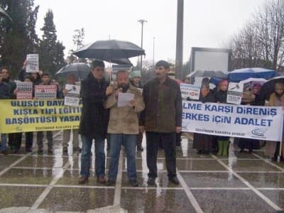 <font size="2"><font face="Arial"><font color="#333399">Olayın asıl muhatabı olan H&uuml;k&uuml;met&rsquo;in i&ccedil;inde bulunduğu bu davranış şekli s&ouml;m&uuml;rmeyi aratmıyor. CHP, MHP ve diğer muhalif unsurların Ankara&rsquo;daki eylemi sahiplenir gibi g&ouml;r&uuml;nmelerini H&uuml;k&uuml;met refleksif bir şekilde ele alarak buradaki iş&ccedil;i ve ailelerini de mağdur ettiğini fark edemiyor. H&uuml;k&uuml;metin ve diğer sorumluların adalete dayalı bir &ccedil;&ouml;z&uuml;m &uuml;retmeleri noktasında, iş&ccedil;ileri dinleyerek, onların taleplerini g&ouml;rmeleri gerekmektedir. Her konuya kurumsal mutabakat, toplumsal mutabakat şeklinde bakmayı alışkanlık haline getirmiş Başbakan&rsquo;ın, iş&ccedil;ilerin emek ve alın terlerine saygı g&ouml;stermesi gerekmektedir. Her konuya mevcut şartlar edebiyatları &uuml;zerinden yaklaşan H&uuml;k&uuml;metin, bu kafayla giderse hi&ccedil;bir sorunu &ccedil;&ouml;zemeyeceği de ortadadır.&rdquo;</font> </font></font>