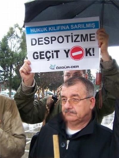 <p><font face="Arial" size="2">Basın a&ccedil;ıklamasında &quot;<font color="#333399">Zulme Karşı Direniş Herkes İ&ccedil;in Adalet</font>&rdquo; ve &ldquo;<font color="#333399">Ulus&ccedil;u Dayatmaya, Kışla Tipi Eğitime, Baş&ouml;rt&uuml;s&uuml; Yasağına Hayır</font>!&rdquo; pankartlarını a&ccedil;an katılımcılar, &ldquo;<font color="#333399">Danıştay&rsquo;ın Balyozu &Ouml;ğrencinin Tepesinde</font>&rdquo;, &ldquo;<font color="#333399">Darbeci Baro Zorba Danıştay</font>&rdquo;, &ldquo;<font color="#333399">Hukuk Kılıfına Sarılmış Despotizme Ge&ccedil;it Yok</font>&rdquo;, &ldquo;<font color="#333399">Halkın İradesi Yargı Oligarşisine Teslim Edilemez</font>&rdquo;, &ldquo;<font color="#333399">4/C-Asgari &Uuml;cret; Ekonomik S&ouml;m&uuml;r&uuml; D&uuml;zenine Hayır!&rdquo;, &ldquo;4/C-Asgari &Uuml;cret-&Ccedil;arpık &Ouml;zelleştirme-T&uuml;ketim K&uuml;lt&uuml;r&uuml;; Modern K&ouml;leleştirme Politikalarına Hayır!&rdquo;</font> vb. d&ouml;vizler taşıdılar. A&ccedil;ıklama boyunca &ldquo;<font color="#333399">İnadına Direniş İnadına Adalet</font>&rdquo; ve &ldquo;<font color="#333399">Tevhid Adalet &Ouml;zg&uuml;rl&uuml;k&rdquo;</font> sloganları atıldı.</font></p>