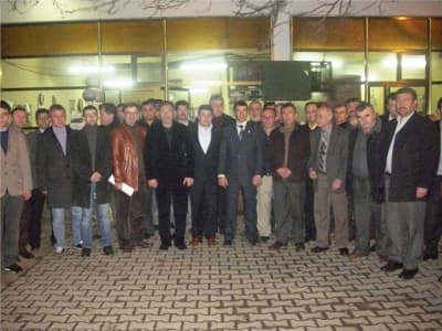 <p><font face="arial,helvetica,sans-serif" size="2"><strong>Yerel Y&ouml;netimlerde, Siyasi Partilerde ve B&uuml;rokraside Olacağız</strong></font></p><p><font face="arial,helvetica,sans-serif" size="2">Sakarya Yerel K&uuml;lt&uuml;r Derneği Başkanı C&uuml;neyt Demir Taşlık K&ouml;y&uuml;&rsquo;nde yaptığı konuşmada Derneğin kuruluşu, faaliyetleri, geleceği ile ilgili hedefleri hakkında bilgiler verdi. &Uuml;yelerinin b&uuml;y&uuml;k bir b&ouml;l&uuml;m&uuml;n&uuml;n &ccedil;ift&ccedil;ilik ve tarım ile uğraştığını belirten Demir, arazilerin k&uuml;&ccedil;&uuml;lmesi ve tarım gelirlerinin azalması ile birlikte Dernek &uuml;yelerine kendilerini geliştirmelerini, eğitime &ouml;nem vermelerini belirterek Yerel K&uuml;lt&uuml;re mensup &ccedil;ok donanımlı bir gen&ccedil; nesil geldiğini s&ouml;zlerine ekledi. <br /><br />&Ouml;zelikle Yerel Y&ouml;netimlerde ve b&uuml;rokraside bu arkadaşların teşvik edilerek hizmet etmelerini hedeflediklerini belirten Demir, siyasi parti ayrımı yapmaksızın hangi g&ouml;r&uuml;şte olunursa olunsun mutlaka siyasetin i&ccedil;inde olunmasının hizmetlerin sağlıklı şekilde olması i&ccedil;in gerekli olduğunu s&ouml;yledi.</font></p><p><font face="arial,helvetica,sans-serif" size="2"><strong>&Uuml;ye Kayıt Formları T&uuml;kendi</strong></font></p><p><font face="arial,helvetica,sans-serif" size="2">Taşlık K&ouml;y&uuml;&rsquo;ndeki toplantı sonrasında t&uuml;m k&ouml;y ziyaretlerinde olduğu gibi derneğe &uuml;ye olmak i&ccedil;in vatandaşlar yoğun ilgi g&ouml;sterdi. Yaklaşık 300 kişinin &uuml;ye olmak i&ccedil;in başvuru yaptığı toplantıda &uuml;ye kayıt formları t&uuml;kendi.</font></p>