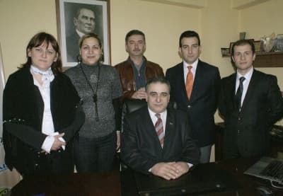 <font face="Arial" size="2">SAG&Uuml;SAD &Uuml;yeleri tarafından&nbsp;Sakarya'da başlatılan RATED'in destek verdiği projede bayanlar her &Ccedil;arşamba &Ccedil;ark Mesire'de buluşacaklar. &Ouml;n&uuml;m&uuml;zdeki&nbsp; &Ccedil;arşamba g&uuml;n&uuml;&nbsp;başlayacak olan &ouml;rg&uuml; g&uuml;nleri i&ccedil;in &Ccedil;ark Mesire salonun bir tanesini tamamen bayanlara ayırdı. Sırası geldiğinde RATED'e bağlı radyo istasyonlarından a&ccedil;ıklanacak bazı firmaların &ouml;nemli s&uuml;rprizlerinin de yer alacağı &ouml;rg&uuml; g&uuml;nlerinde bayanlarında kendileri i&ccedil;in hem &ouml;rg&uuml; &ouml;recek, hem sohbet edecek eğlenceli bir ortam yaratılırken bir yandan da &ccedil;ok anlamlı bu projeye imza atarak rekorlar kitabında yer alabilecekler.<br /><br />RATED Başkanı Zafer B&uuml;y&uuml;, SAG&Uuml;SAD &Uuml;yeleri tarafından başlatılan &Ccedil;arkMesire ve </font><a href="http://www.yaşayansakarya.net/"><font face="Arial" size="2">www.yaşayansakarya.net</font></a><font face="Arial" size="2"> haber portalının destek verdiği &quot;<font color="#333399">Bir İlmikte Sen At Emek Yolu</font><font color="#333399">&quot;</font> projesine Sakaryalı yayıncılar olarak destek vermekten gururlu olduklarını s&ouml;yledi. B&uuml;y&uuml;, proje ile bayanların boş zamanlarını doğru şekilde değerlendirilken aynı zamanda sosyal bir yaşam projesine de imza atacaklarını s&ouml;yledi. B&uuml;y&uuml;, Emek Yolu projesi sırasında &ouml;r&uuml;len &ouml;rg&uuml;lerin sonrası &quot;<font color="#333399">&Ccedil;ocuklar &Uuml;ş&uuml;mesin</font>&quot; projesi i&ccedil;in battaniye yapılmak &uuml;zere yetkililere teslim edilecek diyerek Sakaryalı bayanları <font color="#333399">'Emek Yol</font>'u projesine katılmaya davet etti.</font>