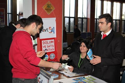 <font face="Arial" size="2">Bug&uuml;nden itibaren otob&uuml;slerde kullanılan validat&ouml;r cihazının da sesli uyarı sistemine ge&ccedil;tiğini ifade eden Fatih Turan, validat&ouml;rlerin, kullanıcıların hangi bileti veya kartı kullandıklarını sesli olarak s&ouml;yleyeceğini ifade etti. Kart 54'e Sakaryalıların ilgisinden memnun olduklarını da ifade eden Turan, Kart 54'&uuml; tanıtım &ccedil;alışmalarının da devam ettiğini s&ouml;yledi. &Ccedil;eşitli yerlerde stant a&ccedil;tıklarını da s&ouml;zlerine ekleyen Fatih Turan, <font color="#333399">&ldquo;AKM'nin &ouml;n&uuml;nde daha &ouml;nceden tanıtım standı a&ccedil;mıştık. Orada yine stant a&ccedil;acağız. Ayrıca Sakarya &Uuml;niversitesi'nde de, &uuml;niversite y&ouml;netimimizin desteği ve izniyle bir stant a&ccedil;tık. Vatandaşlarımızın rağbet g&ouml;sterdiği mek&acirc;nlarda stant a&ccedil;maya devam edeceğiz&rdquo;</font> diye konuştu.</font>