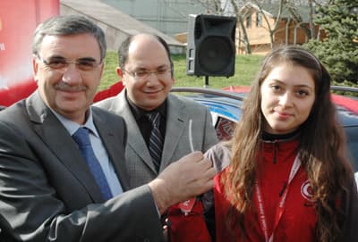 <font face="Arial" size="2">B&uuml;y&uuml;kşehir Belediyesi Hizmet Binası'nın &ouml;n&uuml;nde ger&ccedil;ekleştirilen programa T&uuml;rkiye Karate Federasyonu Başkanı Esat Delihasan, Karate Milli Takımı Teknik Direkt&ouml;r&uuml; İbrahim Er&ccedil;in ve milli takım y&ouml;neticileri katıldı. Ger&ccedil;ekleştirilen programda bir konuşma yapan Başkan Zeki To&ccedil;oğlu, sporcuların kendilerini gururlandırdığını s&ouml;yledi.&nbsp;&nbsp;&nbsp;<br /><br />Spora desteklerinin devam edeceğini ifade Başkan Zeki To&ccedil;oğlu, <font color="#333399">&quot;Şeyda ve B&uuml;şra bizleri sevindirdiler. Sporcularımızın başarılarıyla gurur duyuyoruz. Şimdi onlardan d&uuml;nya şampiyonluğu bekliyoruz. Onlar başarı &ccedil;ıtasını y&uuml;kseltti mi bizler de hediyelerimizin b&uuml;y&uuml;kl&uuml;klerini artıracağız&quot;</font> dedi.&nbsp;&nbsp;&nbsp;</font>