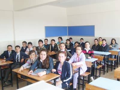 <strong><font face="Arial" size="2">Her Sınıfta İnternet Bağlantısı Var</font></strong> <p><font face="Arial" size="2">Okul binasının tamamlanmasının ardından yarıyıl tatilinde yeni binasına taşınan &Ccedil;aykışla İlk&ouml;ğretim Okulu, yeni adı ile TEV-Esat Egesoy Bedia Başg&ouml;z İlk&ouml;ğretim Okulu olarak 8 Şubat 2010 Pazartesi g&uuml;n&uuml; eğitim ve &ouml;ğretime başladı.</font></p><p><font face="arial,helvetica,sans-serif" size="2">900 bin T&uuml;rk Lirasına mal olan binada; 8 derslik, 1 Ana Sınıfı, 1 Fen, 1 Bilgisayar Laboratuarı ile K&uuml;t&uuml;phane bulunuyor. İletişim &ccedil;ağını yakından takip eden okulun her sınıfında internet bağlantısı ve uydu anteni bulunuyor.</font></p><p><font face="arial,helvetica,sans-serif" size="2">Toplam 250 &ouml;ğrencinin eğitim g&ouml;rd&uuml;ğ&uuml; okulda 1 M&uuml;d&uuml;r, 1 M&uuml;d&uuml;r Yardımcısı, 5 Sınıf &ouml;ğretmeni, 4 Branş &ouml;ğretmeni, 1 Ana Sınıfı &ouml;ğretmeni ve 1 Hizmetli g&ouml;rev yapıyor. </font></p>