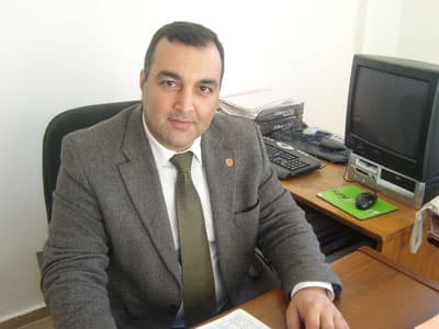 <strong><font face="Arial" size="2" color="#000000">Erenler İl&ccedil;esi&rsquo;nde 2. Sırayı Aldık</font></strong> <p><font face="Arial" size="2">&Ccedil;aykışla İlk&ouml;ğretim Okulu&rsquo;nda &ouml;ğretmen ve m&uuml;d&uuml;r yardımcısı olarak uzun yıllardır g&ouml;rev yapan ve ge&ccedil;tiğimiz g&uuml;nlerde ger&ccedil;ekleştirilen y&ouml;netici atamalarında kendi okulunu tercih ederek M&uuml;d&uuml;r olarak g&ouml;reve başlayan Ufuk Kara; <font color="#333399">&ldquo;Okulumuz yıllardır fiziki olarak kısıtlı şartlarda hizmet vermekteydi. Ancak &ouml;ğrencilerimiz ve &ouml;ğretmen arkadaşlarımız bu şartların bizi olumsuz olarak etkilemesine izin vermediler. Ge&ccedil;en yıl SBS&rsquo;de 320 puan ortalaması ile Erenler İl&ccedil;esi&rsquo;nde 2. sırayı alarak y&uuml;z&uuml;m&uuml;z&uuml; g&uuml;ld&uuml;rd&uuml;ler. Amacımız yeni ve m&uuml;kemmel şartlara sahip okulumuzda başarı seviyemizi her yıl daha da arttırmak ve sosyal faaliyetlerle de bu başarımızı pekiştirmektir.&rdquo; </font>dedi. <br /></font></p>