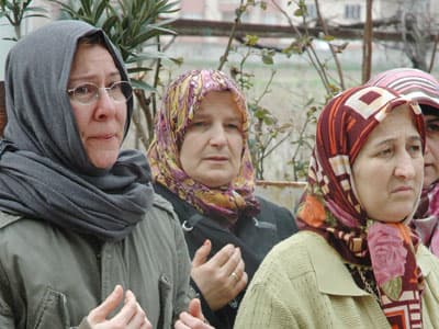 <font face="Arial" size="2">Vasfi İpcioğlu'nun yeğeni Osman İpcioğlu, amcasının uzun yıllardır Almanya'da yalnız yaşadığını ifade ederek</font><font size="2"><font face="Arial"><font color="#333399">, &quot;Amcam tedavi olmak i&ccedil;in hastaneye yatmış, ancak hayatını kaybetmiş. Bize de kimse bu konuda ulaşmadı. Ocak ayında T&uuml;rkiye'ye gelmesi gerekiyordu. Gelmeyince biz Almanya'da bulunan dostlarımıza haber verdik ve durumunu sorduk. Daha sonra acı haberi aldık. Amcam &ouml;leli 42 g&uuml;n olmuş. Ama bizim haberimiz yoktu. İrtibat kurduğumuz g&uuml;n, amcamın cesedini sahipsiz olduğu gerek&ccedil;esiyle yakacaklarmış. T&uuml;rk<br />konsolosluğu bu konuyla ilgili bize hi&ccedil;bir bilgi vermedi. Amcamın cesedini son anda yakılmaktan kurtararak T&uuml;rkiye'ye getirdik&quot;</font> dedi. </font></font>