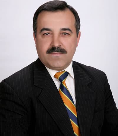 <font face="Arial" size="2">Kanunun y&uuml;r&uuml;rl&uuml;ğe girmesi tarihinden &ouml;nce merkez il&ccedil;e olarak kabul edilen Adapazarı İl&ccedil;esi sınırları i&ccedil;inde g&ouml;rev yapan İl Milli Eğitim M&uuml;d&uuml;rl&uuml;ğ&uuml;ne bağlı &ouml;ğretmen ve memurlar Adapazarı İl&ccedil;esinde yapılan Merkezi Sistem Sınavları, &Ouml;SS sınavları ve Motorlu Taşıtlar S&uuml;r&uuml;c&uuml; Sınavlarının yazılı ve uygulamalı b&ouml;l&uuml;mlerinde g&ouml;rev alabilmekteydiler. Ancak ilgi kanunun y&uuml;r&uuml;rl&uuml;ğe girmesinden sonra Adapazarı Merkez İl&ccedil;esinden ayrılan Arifiye, Erenler ve Serdivan İl&ccedil;elerine bağlı İl&ccedil;e Milli Eğitim M&uuml;d&uuml;rl&uuml;klerinde g&ouml;rev yapan &ouml;ğretmen ve memurlara bahse konu sınavlarda g&ouml;rev verilmediği g&ouml;r&uuml;lm&uuml;şt&uuml;r. Bu konu gerek &uuml;yelerimiz ve gerekse de diğer memur arkadaşlarımız ile &ouml;ğretmenler arasında mağduriyetlere sebebiyet verdiği i&ccedil;in şikayetlere konu olmaktadır. &Ouml;zellikle uygulamalı olarak yapılan Motorlu Taşıt Sınavları S&uuml;r&uuml;c&uuml; Belgesi Sınavlarında, &ldquo;Usta Eğitici Kurs Belgesi&rdquo; olmasına rağmen g&ouml;rev alamayan ilgili il&ccedil;elerdeki &ouml;ğretmen ve memurlar haksızlığa uğradıklarını bildirmektedirler.</font> <p><font face="Arial" size="2">T&uuml;rk Eğitim Sen Sakarya Şubesi olarak konuyu Valilik Makamına bir yazı ile bildirerek &ccedil;&ouml;z&uuml;m&uuml;n&uuml; talep ettik. Milli Eğitim &ccedil;alışanlarının bu mağduriyetlerinin bir an &ouml;nce giderileceği inancı i&ccedil;indeyiz. &Uuml;yelerimizin ve diğer haksızlığa uğrayan personelin haklarını korumak i&ccedil;in gerekli t&uuml;m m&uuml;cadeleyi g&ouml;stereceğimizin kamuoyu tarafından bilinmesi gerekmektedir.</font></p>