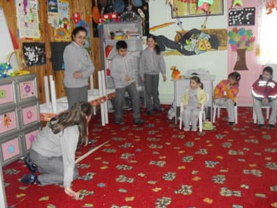 <font face="Arial" size="2"><strong>Yarışmalara İlgi B&uuml;y&uuml;k Oldu</strong></font><br /><br /><font face="Arial" size="2">'D&uuml;nya &Ouml;yk&uuml; G&uuml;n&uuml;' kutlamaları dahilinde yapılacak olan etkinliğe, 6/D sınıfı &ouml;ğrencilerinin hazırladığı ve sunduğu radyo programı' yayını ile t&uuml;m okul &ouml;ğrencileri davet edildi. Etkinlikler &ccedil;er&ccedil;evesinde yapılan birbirinden ilgin&ccedil; ve g&uuml;zel yarışmalara ilgi b&uuml;y&uuml;k oldu. <br /><br />Okul bah&ccedil;esinde yapılan ve '&ouml;yk&uuml;' konulu bu yarışmalara katılan I. ve II. kademe &ouml;ğrencilerinden birinci olanlara &ouml;yk&uuml; kitapları hediye edildi.</font>