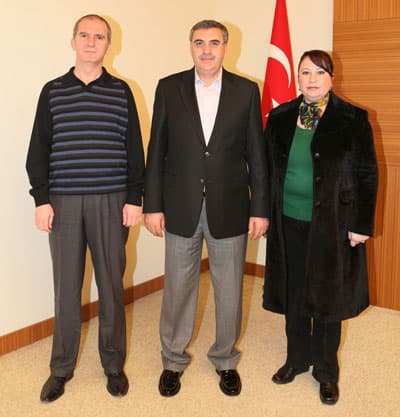 <strong><font face="Arial" size="2">Ge&ccedil;en Ma&ccedil;a Yetişmemişti</font></strong> <p><font face="Arial" size="2">Desteğinden dolayı Başkan Zeki To&ccedil;oğlu'na teşekk&uuml;r eden Sakaryaspor Başkanı İsmail G&uuml;rses ise, <font color="#333399">&ldquo;Seyircisiz oynamamız a&ccedil;ısından taraftarlarımızı bu ma&ccedil;tan mahrum etmemek adına attığımız adımlardan ilki SRT ile ma&ccedil;ın naklen yayınlanması konusunda bir anlaşma imzalamıştık. Bir &ouml;nceki ma&ccedil;ta yetiştiremediğimiz dev ekran kurulumunu bu ma&ccedil;ta ger&ccedil;ekleştireceğiz. Bizden desteklerini hi&ccedil;bir zaman esirgemeyen, imkanları nispetinde her t&uuml;rl&uuml; katkıyı sağlamaya &ccedil;alışan B&uuml;y&uuml;kşehir Belediye Başkanımız dev ekran konusunda da sponsorluk g&ouml;revini &uuml;stlenmiştir. Bu pazar g&uuml;n&uuml; Kent Park'ta dev ekran B&uuml;y&uuml;kşehir Belediyemizin sponsorluğunda sevgili taraftarlarımızın hizmetinde olacaktır. B&uuml;t&uuml;n taraftarlarımızı Sakaryasporumuzu yalnız bırakmamak adına, ma&ccedil;ımızı izlemek adına Kent Park'a bekliyoruz. İlgisinden ve desteğinden dolayı da değerli başkanımıza teşekk&uuml;r ediyorum&rdquo;</font> diye konuştu.</font></p>