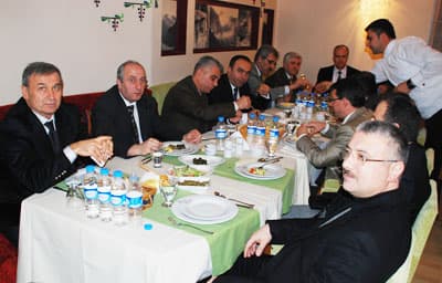 <font face="Arial" size="2">Yemeğe; SEDAŞ Genel M&uuml;d&uuml;r&uuml; Yunus Bekircan, Vergi Dairesi Başkanı Recep Alp, Adapazarı İl N&uuml;fus M&uuml;d&uuml;r&uuml; Reis Demir, Tarım İl M&uuml;d&uuml;r&uuml; Abdurrahman &Ccedil;akar, Bayındırlık ve İskan İl M&uuml;d&uuml;r&uuml; Salih Ta&ccedil;, Sağlık İl M&uuml;d&uuml;r&uuml; Dr. Hasan Bektaş, Gen&ccedil;lik ve Spor İl M&uuml;d&uuml;r&uuml; &Ouml;mer Kalkan, Sosyal Hizmetler İl M&uuml;d&uuml;r&uuml; Kenan Tandoğan, TSE B&ouml;lge M&uuml;d&uuml;r&uuml; Yılmaz &Ouml;zt&uuml;rk ve ToyotaSA Hastanesi M&uuml;d&uuml;r&uuml; Ahmet Kemiksizoğlu katıldı.</font>