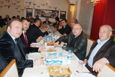 <p><font face="arial,helvetica,sans-serif" size="2"><strong>SAKARYA B&Uuml;ROKRATI</strong></font></p><p><font face="arial,helvetica,sans-serif" size="2">Yemekte konuşan Sakarya Trabzonlular K&uuml;lt&uuml;r ve Dayanışma Derneği Başkanı Ahmet Tufan Demircioğlu; katılan t&uuml;m b&uuml;rokrat ve daire m&uuml;d&uuml;rlerine teşekk&uuml;r ederek, Sakarya&rsquo;da yaşayan Trabzonlular olarak, her zaman şehrin sorunlarının bilinci i&ccedil;inde ve takip&ccedil;isi olacağını s&ouml;yledi. Başkan Demircioğlu; Sakarya i&ccedil;in her zaman birlik ve bereberlik i&ccedil;inde olunması gerektiğini de s&ouml;zlerine ekledi.<br /></font></p>