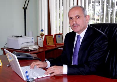 <font size="2"><font face="Arial"><strong><font color="#000000">&Ccedil;&ouml;p Kutusu Zannediliyor</font></strong><br /><br />Ger&ccedil;ekleştirilen broş&uuml;r &ccedil;alışması ile abonelere kanalizasyonların &ccedil;&ouml;p kutusu olmadığının anlatılmak istendiğini kaydeden ADASU Genel M&uuml;d&uuml;r&uuml; R&uuml;stem Keleş,<font color="#333399"> &ldquo;ADASU olarak yıl boyunca kanalizasyon temizlik &ccedil;alışmaları ger&ccedil;ekleştiriyoruz. Bu &ccedil;alışmalarda kanalizasyonlara &ccedil;ok miktarda &ccedil;&ouml;plerin atıldığını tespit ediyoruz. Maalesef bazı vatandaşlarımız kanalizasyon ve yağmursuyu şebekelerini &ccedil;&ouml;p kutusu zannediyor. Kanalizasyon hatları &ccedil;&ouml;p kutusu olarak algılanmamalı. &Ccedil;&uuml;nk&uuml; atılan her &ccedil;&ouml;p kanal tıkanıklıklarına neden oluyor. Bu da yine vatandaşlarımızın sıkıntı &ccedil;ekmesine neden oluyor&rdquo;</font> dedi.</font></font>