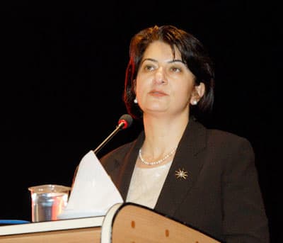 <p><font face="Arial" size="2" color="#000000"><strong>A&ccedil;ılım&nbsp;Olgusu Turgut &Ouml;zal'la&nbsp;Başladı</strong></font></p><p><font face="Arial" size="2">Konuşmasında Davos olayına da değinen Zeynep Dağı, T&uuml;rkiye'nin İsrail'in eleştirilemez tabusunu yıktığını s&ouml;yledi. Son zamanlarda tartışılan a&ccedil;ılım tartışmaları hakkında da a&ccedil;ıklamalar yapan Dağı,<font color="#333399"> &quot;Aslında a&ccedil;ılım denilen olgu Turgut &Ouml;zal'la başlamıştır. Her a&ccedil;ılım da g&uuml;c&uuml;m&uuml;ze g&uuml;&ccedil; katmıştır. Hi&ccedil;bir a&ccedil;ılımdan korkmamalıyız. Korkularımızdan kurtulmalıyız. Hi&ccedil;bir aile &ccedil;ocuğunu korkularla b&uuml;y&uuml;tmek istemez. Eski ezberlerle &uuml;lkeyi ancak yerinde tutabiliriz. Hatta &uuml;lkeyi daha geriye g&ouml;t&uuml;r&uuml;r&uuml;z. O y&uuml;zden hi&ccedil;bir a&ccedil;ılımdan korkmamalı, b&uuml;t&uuml;n a&ccedil;ılımlara sahip &ccedil;ıkmalıyız&quot;</font> dedi.&nbsp;&nbsp;&nbsp;</font></p>