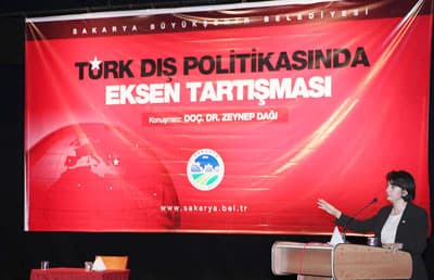<font size="2"><font face="Arial"><font color="#000000"><strong>Zeynep Dağı, &Ouml;nemli Akademisyenlerden</strong></font><br /><br />Son d&ouml;nemde &uuml;lkenin yaşadığı b&uuml;y&uuml;meyi de anlatan Dağı, T&uuml;rkiye'nin yaşadığı bu b&uuml;y&uuml;me iradesine sahip &ccedil;ıkması gerektiğini s&ouml;zlerine ekledi.&nbsp;&nbsp;&nbsp;<br /><br />Ger&ccedil;ekleştirilen programa Sakarya B&uuml;y&uuml;kşehir Belediye Başkanı Zeki To&ccedil;oğlu'da katıldı. Konferansı sonuna kadar takip eden Başkan To&ccedil;oğlu, program sonunda Zeynep Dağı'ya &ccedil;i&ccedil;ek takdim etti. Verdiği bilgilerden dolayı Zeynep Dağı'ya teşekk&uuml;r eden Başkan Zeki To&ccedil;oğlu, <font color="#333399">&quot;Zeynep hocamız &uuml;lkemizin yetiştirdiği &ouml;nemli akademisyenlerden. Kendisini şehrimizde g&ouml;rmek b&uuml;y&uuml;k mutluluk duyduk. Paylaştığı bilgilerden dolayı kendisine &ccedil;ok teşekk&uuml;r ediyoruz. Bu t&uuml;r etkinliklerimiz devam edecek&quot;</font> diye konuştu.&nbsp;&nbsp; </font></font>