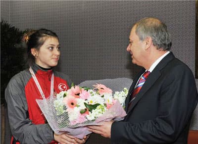 <font face="Arial" size="2">&Ccedil;ankaya K&ouml;şk&uuml;'nde Mustafa İsen ile g&ouml;r&uuml;şen sporcu ve antren&ouml;rlerimiz elde edilen başarıyı Ankara&rsquo;da bulunan Sakaryalı B&uuml;rokratlarla paylaştı. Sporcularımız Seyda Burucu ve B&uuml;şra Tosun&rsquo;u makamında antren&ouml;rleri ile birlikte kabul eden İsen: Sporcularımızın başarılarında son derece memnun olduğunu ve mutluluk duyduğunu belirterek Sakaryalı olması m&uuml;nasebeti ile ayrıca gururlandığını ifade etti.</font>