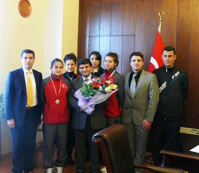 <font face="Arial" size="2">&Ccedil;ankaya&rsquo;da yapılan g&ouml;r&uuml;şmenin ardında sporcu ve antren&ouml;rlerimiz İ&ccedil;işleri Bakanlığı Personel Genel M&uuml;d&uuml;r&uuml; Eski Sakarya Vali Yardımcısı ve S&ouml;ğ&uuml;tl&uuml; Kaymakamlığı g&ouml;revlerinde bulunarak ilimize hizmet eden Sayın Yusuf Mayda'nın makamında Mayda İle bir araya geldiler. <br /><br />Yusuf Mayda ile yapılan g&ouml;r&uuml;şmede ise aynı zamanda Karate Federasyonu As Başkanı olan Mayda T&uuml;rk Karatesinin geldiği noktayı gurur ile takip ettiğini takım halinde gelen Avrupa şampiyonluğunda iki Sakaryalı sporcunun payının b&uuml;y&uuml;k olduğunu belirterek sporcularımıza g&uuml;n&uuml;n anısına birer şilt taktim etti.</font>