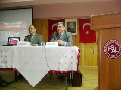 <p><font face="arial,helvetica,sans-serif" size="2">Figen Sakallıoğlu Anadolu Lisesi M&uuml;d&uuml;r&uuml; &Ouml;zer Y&uuml;ksel, programı d&uuml;zenleyen Şiir ve Tiyatro Kul&uuml;b&uuml; &uuml;yeleriyle, s&ouml;yleşiye katılan Sakarya &Uuml;niversitesi &ouml;ğretim &uuml;yelerine &ccedil;i&ccedil;ek vererek teşekk&uuml;r etti.&nbsp; </font></p><p><font face="arial,helvetica,sans-serif" size="2"><strong>Arif Nihat Asya (1904 -1975)<br /></strong><br />T&uuml;rk Edebiyat Tarihi'ne &quot;Bayrak Şairi&quot; olarak adını yazdıran Arif Nihat Asya, Bayrak şiirini Adana&rsquo;nın kurtuluş g&uuml;n&uuml; olan &ldquo;5 Ocak&rdquo;ın heyecanı ile yazdı. Bir&ccedil;ok dergi ve gazetelerde yazılar yazdı. Fikrin ağır bastığı şiirlerinde milliyet&ccedil;ilik konusu b&uuml;y&uuml;k bir yer tutar. &Ccedil;ok renkli ve değişik bi&ccedil;imli şiirler yazmış olan Asya, son şiirlerinde biraz da mistisizme y&ouml;nelmiştir. Şiirinde daima bir yenileşme &ccedil;abası i&ccedil;inde olan şair, etkilerden uzak kalarak kendine &ouml;zg&uuml; bol renkli şiir d&uuml;nyasını oluşturmuştur.</font></p>