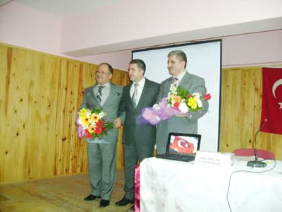 <p><font face="arial,helvetica,sans-serif" size="2">G&uuml;zel ve zarif benzetmelerin yanı sıra, keskin zek&acirc;sının, şakacı miz&acirc;cının mahs&ucirc;l&uuml; olan n&uuml;kteleri, hicivleri, kelime oyunları &uuml;sl&ucirc;bunu tamamlayan &ouml;nemli unsurlardır. Tarihimizin şanlı sayfalarını şiirleştiren şair, Rubai t&uuml;r&uuml;n&uuml;n yeni T&uuml;rk edebiyatında &ouml;nemli şahsiyetlerinden kabul edilir. Bayrak ve vatan, onun mısralarında en usta anlatıcısını bulmuştur.</font></p><p><font face="arial,helvetica,sans-serif" size="2"><strong>BAYRAK <br /></strong><br />Ey, mavi g&ouml;klerin beyaz ve kızıl s&uuml;s&uuml;, <br />Kızkardeşimin gelinliği, şehidimin son &ouml;rt&uuml;s&uuml;! <br />Işık ışık, dalga dalga bayrağım, <br />Senin destanını okudum, senin destanını yazacağım. </font></p><p><font face="arial,helvetica,sans-serif" size="2">Sana benim g&ouml;z&uuml;mle bakmayanın <br />mezarını kazacağım. <br />Seni selamlamadan u&ccedil;an kuşun <br />yuvasını bozacağım. </font></p><p><font face="arial,helvetica,sans-serif" size="2">Dalgalandığın yerde ne korku, ne keder... <br />G&ouml;lgende bana da, bana da yer ver! <br />Sabah olmasın, g&uuml;nler doğmasın ne &ccedil;ıkar. <br />Yurda ay yıldızın ışığı yeter. </font></p><p><font face="arial,helvetica,sans-serif" size="2">Savaş bizi karlı dağlara g&ouml;t&uuml;rd&uuml;ğ&uuml; g&uuml;n. <br />Kızıllığında ısındık, <br />Dağlardan &ccedil;&ouml;llere d&uuml;ş&uuml;rd&uuml;ğ&uuml; g&uuml;n. <br />G&ouml;lgene sığındık. </font></p><p><font face="arial,helvetica,sans-serif" size="2">Ey, şimdi s&uuml;zg&uuml;n, r&uuml;zg&acirc;rlarda dalgalalı; <br />Barışın g&uuml;vercini, savaşın kartalı... <br />Y&uuml;ksek yerlerde a&ccedil;an &ccedil;i&ccedil;eğim; <br />Senin altında doğdum, <br />Senin dibinde &ouml;leceğim.</font></p><p><font face="arial,helvetica,sans-serif" size="2">Tarihim, şerefim, şiirim, her şeyim:<br />Yer y&uuml;z&uuml;nde yer beğen!<br />Nereye dikilmek istersen,<br />S&ouml;yle, seni oraya dikeyim!</font></p>