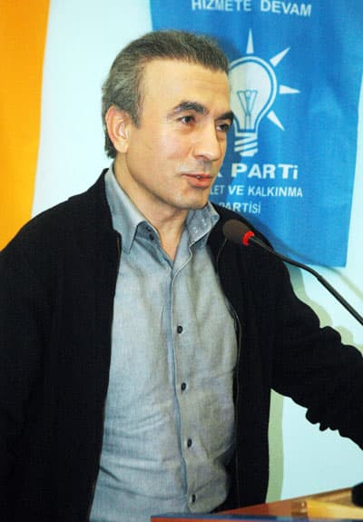 <font face="Arial" size="2">Bostancı, T&uuml;rkiye'nin derin bir değişim i&ccedil;inde olduğunu belirterek, <font color="#333399">&quot;T&uuml;rkiye, modern, demokratikleşen, halkı daha rahat bir şekilde yaşayan <br />&uuml;lkeler arasında girmektedir. Her &uuml;lke gen&ccedil;liğine değer verir. Onu hayat s&uuml;zgecinde &ccedil;eşitli sınavlardan ge&ccedil;irir. Ama her &uuml;lkenin gen&ccedil;liğinin g&uuml;c&uuml;n&uuml;, bilgi ve becerisini tartma şekli farklıdır. &Ouml;rneğin Afrikalılar gen&ccedil;lerinin cesaretini &ouml;l&ccedil;mek i&ccedil;in onlara bangi camping yaptırırlar. Cesaretli gen&ccedil;lere d&uuml;nyanın her yerinde olduğu gibi T&uuml;rkiye'de de ihtiya&ccedil; vardır. Ancak bu cesaret g&uuml;&ccedil; g&ouml;sterisi şeklinde değil bilgi ve irfanla olmalıdır&quot;</font> dedi.&nbsp;&nbsp;&nbsp;<br /><br />Daha aydınlık bir gelecek i&ccedil;in gen&ccedil;lere tavsiyelerde bulunan Bostancı, insanların ortak tarihine saygı duyulması gerektiğini vurguladı. S&uuml;merlerin bulduğu yazının insanın en b&uuml;y&uuml;k ortak değerlerinden biri olduğuna dikkat &ccedil;eken Bostancı, <font color="#333399">&quot;&Ouml;ncelikle yazıya saygımız olmalıdır. Yazı, bilginin kaynağıdır. Az bilgisi olan 'ben her şeyi biliyorum' diyebilir. Ama bildiği bir şey yoktur, ışığı kapalıdır. İnsan &ouml;ğrendik&ccedil;e ne kadar bilgisiz olduğunun farkına varır&quot;</font> diye konuştu.&nbsp;&nbsp;<br /><br />Bostancı, <font color="#333399">&quot;Gen&ccedil;ler olarak g&ouml;revimiz bu başı belalı topraklarda kendimizi iyi bir şekilde yetiştirmektir. En kutsal g&ouml;rev, birey olarak kişinin kendisini, &ccedil;evresinde ne olup bittiğini kavrayabilecek bir kapasiteye sahip olarak kendisini yetiştirmesidir. Aksi halde başkalarının amacına ulaşmakta kullandığı birer ara&ccedil; oluruz&quot;</font> dedi.</font>