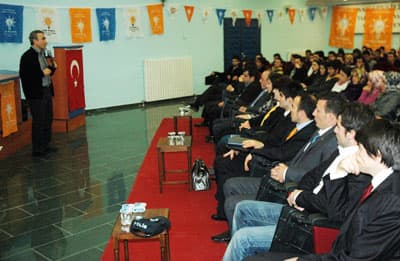 <font face="Arial" size="2">T&uuml;rkiye'nin siyasi ve idari yapısı &uuml;zerine de değerlendirmelerde bulunan Prof. Dr. Naci Bostancı, siyaseti insani olan her şeyi i&ccedil;ine alan geniş bir kavram olarak tanımladı. T&uuml;rkiye'nin siyasi ve idari yapısının iyi &ouml;ğrenilmesi gerektiğine dikkat &ccedil;eken Bostancı, &quot;Siyasi yapı denilince Osmanlı'dan g&uuml;n&uuml;m&uuml;ze tarihin resmini g&ouml;z&uuml;m&uuml;zde canlandırmalıyız. Her insan az &ccedil;ok ne yaşadığını bilmelidir. &Ccedil;&uuml;nk&uuml; bug&uuml;nk&uuml; kavgaların temeli oradadır&quot; şeklinde konuştu.&nbsp;<br /><br />Siyasetin ikiy&uuml;zl&uuml; bir kavram olduğunu ve bu nedenle siyasete olan yaklaşımın da kişiden kişiye değişiklik g&ouml;sterdiğini ifade eden Bostancı, &quot;Siyaset en soylu ve en soysuz sanattır. İnsanın her ikisini de yapması m&uuml;mk&uuml;nd&uuml;r. Siyasetin bir y&uuml;z&uuml; yaz diğer y&uuml;z&uuml; kıştır. Bir y&uuml;z&uuml; yalancı, menfaat&ccedil;i, soyguncu, diğer y&uuml;z&uuml; ise adil ve m&uuml;reffehtir&quot; dedi.</font>