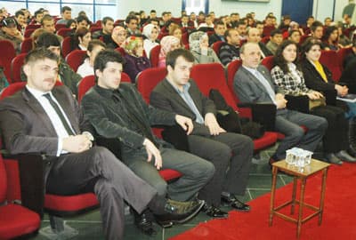 <font face="Arial" size="2">Kişinin kendisini bilmesinin &ouml;nemini vurgulayan Bostancı,<font color="#333399"> &quot;Kişi kendini bilirse, d&uuml;nyayı bilebilir, tarihi bilebilir. Bu d&uuml;nyada ne olup bittiğini bilebilir ve nihayet rabbini bilebilir. Demek kendini bilebilmek rabbini bilebilmenin de bir &ouml;n şartı. Kendini bilmeyen hi&ccedil; bir şey bilmez. Kendimizi bilmek evde tek başına bir odada oturup ben neyim kimim diye sorgulamakla olmaz. Kendinizi bilmenizin yolu kesinlikle d&uuml;nyayı bilmekle, ge&ccedil;mişteki insanların neler yaşadıklarını bilmekle, yaşadığınız coğrafyayı tanımakla ve başka insanların hikayelerinden ge&ccedil;iyor. T&uuml;rkiye'nin idari ve siyasi yapısı da kişinin kendisini bilmesine hizmet edecek, yardım edecek bilgilere sahip&quot;</font> şeklinde konuştu.&nbsp; </font>