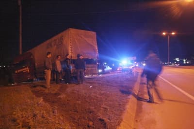Yoldan Çıkan TIR Karayolunu Trafiğe Kapadı