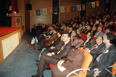 <font face="Arial" size="2">T&uuml;rkiye'de iktidar sorununun olmadığını ama b&uuml;y&uuml;k bir muhalefet sorununun bulunduğunu savunan Gedikli, muhalefetin yaptığı tek şeyin d&ouml;nen &ccedil;arka &ccedil;omak sokmak olduğunu iddia etti. Muhalefeti kaos &uuml;retmekle su&ccedil;layan Gedikli, <font color="#000080">&quot;İki tane muhalefet partisi var. Akşamdan sabaha s&ouml;ylediğini değiştiren bir muhalefet var.T&uuml;rkiye ile ilgili s&ouml;ylediklerine bir bakın. Bir proje var mı? Bir yaklaşım var mı? Varsa yoksa d&ouml;nen &ccedil;arka &ccedil;omak sokmak. Ben bunlara otomatik istikrar bozucular diyorum. Bunlar T&uuml;rkiye'de ne zaman bir istikrar olur, ne zaman T&uuml;rkiye g&uuml;&ccedil; kazanır hemen devreye girerler. Hemen kaos &uuml;retirler, &uuml;lkenizin &uuml;zerine karanlık &ccedil;&ouml;ks&uuml;n diye uğraşırlar. Yaptıkları bu. Varsa bir projeniz ortaya koyun. Varsa bir temel derdiniz bunu ortaya koyun. T&uuml;rkiye ile ilgili bir gelecek tasarımınız varsa bunu ortaya koyun. Siz sadece iktidarı yıpratacak &uuml;lkede kaos &ccedil;ıkaracak kavga &ccedil;ıkartacak yaklaşım sergiliyorsunuz. Bunun dışında bir şey g&ouml;rmedik&quot;</font> diye konuştu.<br /><br />CHP lideri Deniz Baykal'ın halktan &ouml;d&uuml;n&ccedil; oy istediğini &ouml;ne s&uuml;ren Gedikli, milletin kendisine sahip &ccedil;ıkmayana &ouml;d&uuml;n&ccedil; oy vermeyeceğini s&ouml;yledi. CHP ve MHP'ye &quot;Ergenekon ikizleri&quot; diyen Gedikli, ş&ouml;yle konuştu: <font color="#000080">&quot;Sayın Baykal ge&ccedil;enlerde halktan &ouml;d&uuml;n&ccedil; oy istedi. Bu millet size &ouml;d&uuml;n&ccedil; oy vermez. Niye &ouml;d&uuml;n&ccedil; oy versin ki, siz bu millete sahip &ccedil;ıkmazsınız ki. Siz &ccedil;ıksanız &ccedil;ıksanız Ergenekon'a sahip &ccedil;ıkarsınız. Bunlar Ergenekon ikizleri. G&ouml;r&uuml;yorsunuz CHP ve MHP arasında bir harf değişikliği var. İki bedende tek ruh, Ergenekon ruhu. İkisi bir olmuş iktidarı, yıkmaya &ccedil;alışıyorlar. 'AK Parti h&uuml;k&uuml;metini nasıl devireceğiz', bunların hesabını yapıyorlar. Ya siz T&uuml;rkiye'nin hesabını yapsanız ya. &Uuml;lkenin geleceğini d&uuml;ş&uuml;nsenize. Niye varsa yoksa iktidarla uğraşıyorsunuz. Niye &uuml;lkeyi karanlığa g&ouml;t&uuml;rmek istiyorsunuz? Sizin derdiniz ne? Sizin anlayışınız ne&quot;</font> dedi.<br /><br />CHP'nin sağlam bir muhalefet anlayışı olmadığını iddia eden Gedikli, ana muhalefet partisinin milletin değerlerine en ufak bir saygısının bulunmadığını &ouml;ne s&uuml;rd&uuml;. CHP'nin t&uuml;ccar bir parti olduğunu s&ouml;yleyen Gedikli, <font color="#000080">&quot;CHP'nin bir muhalefet anlayışı sorunu var. Projeleri yok. Kendi raporlarına sahip &ccedil;ıkmazlar. Bu &ccedil;arpık bir muhalefet anlayışı. Projesi olmayan muhalefet sağlam bir muhalefet değildir. O y&uuml;zden &uuml;lkemizde bir muhalefet sorunu var. CHP'ye bir bakın AK Parti'nin oylarıyla uğraşıyor. Enteresan kendi oylarından hi&ccedil; bahsetmiyorlar. Niye acaba? Sarı sarı &ccedil;i&ccedil;ekler a&ccedil;ıyor onun i&ccedil;in mi. Hani mezarlıktan ge&ccedil;enler ıslık &ccedil;alar ya. Baykal'ı korku dağları bekliyor, şimdi ıslık &ccedil;alıyor. Soldan gelen bir yapı var. Kimi etkileyecek CHP'yi etkileyecek.CHP t&uuml;ccar bir partidir. İş Bankası'nın ortağıdır. Orada y&ouml;netim kurulu &uuml;yeleri atarlar, o y&ouml;netim kurulu &uuml;yeleri &uuml;zerinden bir &ccedil;ok iş yaparlar. Biz zaman zaman &ccedil;ağrı yapıyoruz 'bu hisseleri devlete hazineye devredin' diyoruz, hi&ccedil; seslerini &ccedil;ıkartmıyorlar. Siz orayı y&ouml;nettikten sonra t&uuml;ccar partisiniz. &Ouml;nce o hisseleri ger&ccedil;ek sahibine millete teslim edin, ondan sonra konuşun&quot;</font> dedi.<br /><br />AK Parti Sakarya İl Başkanı Recep Uncuoğlu da, AK Parti'nin &uuml;lkeye istikrar getirdiğini ve &ccedil;&ouml;z&uuml;lemeyecek şekilde yorumlanan t&uuml;m sorunları tek tek &ccedil;&ouml;zd&uuml;ğ&uuml;n&uuml; s&ouml;yledi.</font>