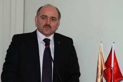 <p><font face="arial,helvetica,sans-serif" size="2"><strong>FİKİR PAYLAŞIMI</strong><br /><br />Sakarya Gen&ccedil; M&Uuml;SİAD Başkanı Ahmet Zahit Elmas ise konuşmasında; davetlilere 2009 yılında ger&ccedil;ekleştirdikleri faaliyet ve &ccedil;alışmalar hakkında bilgiler vererek, 2010 hedeflerini anlattı. Her zaman M&Uuml;SİAD y&ouml;netimi ve &uuml;yelerinin desteği ve tecr&uuml;be paylaşımı ile hareket ettiklerini belirten Başkan Ahmet Zahit Elmas; &ldquo;Bizim Gen&ccedil; M&Uuml;SİAD &ccedil;atısı altında birbirlerimizle kurduğumuz kardeşlik ilişkisi, değişik sekt&ouml;r ve değişik yerlerden gelmiş bireyler olarak, birbirimizden alacağımız bilgi ve tecr&uuml;be İnşallah bizleri daha iyi yerlere taşıyacaktır&rdquo; diye konuştu. Başkan Elmas, birlikte g&ouml;rev yaptığı y&ouml;neticilere de teşekk&uuml;r etti.</font></p><p><font face="arial,helvetica,sans-serif" size="2"><strong>Y&Ouml;NETİM KURULU<br /><br /></strong>Ahmet Zahit Elmas Başkanlığındaki Sakarya Gen&ccedil; M&Uuml;SİAD&rsquo;ın Yeni Y&ouml;netim Kurulu şu isimlerden oluştu: &ldquo;Adnan Filiz, Yavuz Selim Bakkaloğlu, Rıdvan Ulusal, Abdullah Demirkapı, Beytullah Filiz, Mustafa Yıldız, Yusuf S&uuml;f&uuml;r&uuml;c&uuml;, Enes &Ouml;zt&uuml;rk ve &Ccedil;etin Vuraloğlu.&rdquo;</font></p>