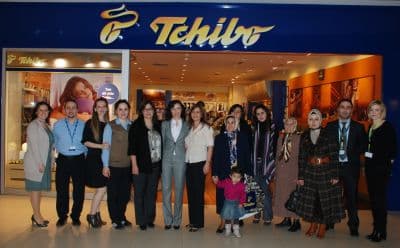 <strong>&nbsp;</strong><font face="arial,helvetica,sans-serif" size="2"><strong>MERCEDES B160 SAHİBİ OLDU</strong></font> <p><font face="arial,helvetica,sans-serif" size="2">Tchibo&rsquo;nun T&uuml;rkiye genelinde bulunan 38 mağazasının her hangi birinden veya www.tchibo.com.tr adresi &uuml;zerinden tek seferde 100 TL ve &uuml;zeri alışveriş yapan m&uuml;şteriler arasında yapılan &ldquo;Yılbaşı B&uuml;y&uuml;k &Ccedil;ekilişi&rdquo; sonucunda şanslı talihli, ADA Alışveriş Merkezi&rsquo;nde (ADA AVM) bulunan Tchibo m&uuml;şterisi &ccedil;ıktı. Sakaryalı M&uuml;teahhit olan şanslı m&uuml;şteri 32 yaşaındaki Adapazarılı M&uuml;&uuml;teahhit Selma Akbaba, ADA AVM&rsquo;de d&uuml;zenlenen t&ouml;renle; Mercedes B160, 1,5 motor, 95 HP 2010 model aracını Tchibo Genel M&uuml;d&uuml;r&uuml; Şenay K&uuml;&ccedil;&uuml;k Tanşu&rsquo;nun elinden aldı. Tchibo&rsquo;dan 98 TL karşılığında 2 mont alan ve 100 TL&rsquo;ye tamamlanması i&ccedil;in Mağaza M&uuml;d&uuml;r&uuml; Dilek Şanlı&rsquo;nın isteğiyle 100 gram daha kahve alan Selma Akbaba, bu sayede &ccedil;ekilişe katıldı.</font></p>