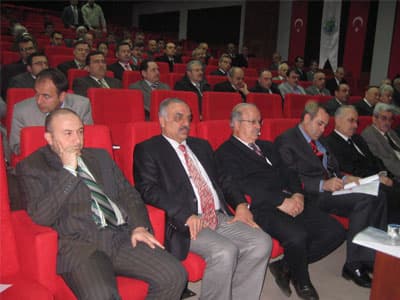 <font face="Arial" size="2">İl Milli Eğitim M&uuml;d&uuml;r&uuml; Murat Yazıcı<font color="#333399"> &ldquo; Ağustos ayında başlattığımız İlimizde Eğitimde başarıyı y&uuml;kseltmek adına 25 proje oluşturduk. Bu projelerimiz i&ccedil;inde olan SEBAP projesi &ccedil;ocuklarımızın başarıyı yakalamalarında b&uuml;y&uuml;k rol oynayacaktır. SEBAP projesi ile birlikte 25 projemizi &uuml;&ccedil; yıla yaydık. Projelerimizin ilk yılında 30, ikinci yıl 25 ve &uuml;&ccedil;&uuml;nc&uuml; yıl 20.sıralamayı hedefliyoruz. SEBAP projemiz İnternetten takip edilebiliyor. Yolu g&ouml;rmek, yolda y&uuml;r&uuml;mek istiyorsak yol olmalıyız. Bu yolda &ouml;ğretmen ve y&ouml;neticilerimize b&uuml;y&uuml;k iş d&uuml;şmektedir. Bu projeye destek veren herkese teşekk&uuml;r ediyorum&rdquo;</font> Dedi.<br /><br />Kaymakam Mustafa Ayhan il&ccedil;ede eğitimde başarının daha da artırılması gerektiğini belirterek <font color="#333399">&rdquo; Biz &ouml;ncelikle il&ccedil;emizde Eğitim seviyemizde ilimizi yakalamalıyız. Daha sonrasında da &Uuml;lkemiz seviyesini yakalamalıyız. Bunun i&ccedil;inde Eğitimde y&uuml;r&uuml;mek yerine koşmalıyız. Bu başarıyı yakalayacak g&uuml;&ccedil;te olduğumuza inanıyorum. İlk&ouml;ğretim okullarımızda ki mevcut kapasitelerin daha da iyileştirilmesi ve her ge&ccedil;en g&uuml;n artan &ouml;ğrenci sayısına uygun okulların yapılması konusunda Milli Eğitimin gerekli &ccedil;alışmaları yapacağına inanıyorum. Eğitimde sonu&ccedil; &ouml;nemlidir. Bizde sonuca bakıyoruz. Eğitimde Hendek il&ccedil;emiz olması gereken yerde değildir. &Ouml;ncelikle durum tespiti yaparak &ccedil;ıkışa ge&ccedil;meliyiz. &Ouml;ğretmen ve y&ouml;netici arkadaşlarımızın fedakarlık yaparak il&ccedil;emizdeki Eğitim seviyesini daha iyi yerlere taşıyacaklarına inanıyorum&rdquo;</font> dedi.<br /></font>