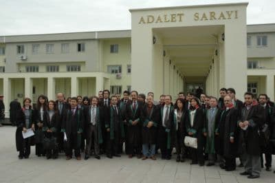 <p><font face="arial,helvetica,sans-serif" size="2">Bu tasarruf HSYK'nın ideolojik saiklerle hareket ettiğinin ve tarafsızlığını yitirdiğinin a&ccedil;ık bir g&ouml;stergesidir. Kaldı ki soruşturmayı y&uuml;r&uuml;ten &ouml;zel yetkili savcıların g&ouml;revden alınmalarına karşılık, aynı soruşturmada tutuklama kararı veren ve bu karara y&ouml;nelik itirazları reddederek tutukluluğun devamına karar veren Erzincan Ağır Ceza Mahkemesi başkan ve &uuml;yeleri hakkında işlem yapılmaması izah edilemeyecek bir durumdur. HSYK bu eylemleri ile adaletin temel ilkelerinden olan tarafsızlık ve eşitlik ilkelerini a&ccedil;ık&ccedil;a ihlal etmiştir&quot; diye konuştu.<br />&nbsp;&nbsp;<br />HSKY'nın tamamen idari bir kurum olduğunu ifade eden Kazan, &quot;Hi&ccedil;bir yargısal g&ouml;revi olmayan ve tamamen idari bir kurum olan HSYK, toplumun g&ouml;z&uuml; &ouml;n&uuml;nde ve diğer yargı mensuplarına g&ouml;zdağı verecek bir bi&ccedil;imde savcıların yetkilerini soruşturma devam etmekte iken s&ouml;k&uuml;p almış, kuvvetler ayrılığına dayalı anayasal demokrasiye, hukuk devleti ilkelerine meydan okumuş, ayrıca soruşturma konusu yapılan su&ccedil;larla ilgili &ouml;rtbas etme girişimi i&ccedil;erisinde bulunmuştur. B&uuml;t&uuml;n kurumlar, siyasi iktidar, HSYK, Yargıtay,Danıştay, yargıya etki edecek a&ccedil;ıklamalardan, m&uuml;dahalelerden şiddetle ka&ccedil;ınmalıdır, ihsas-ı reyde bulunmamalıdır. Kim tarafından hangi kurum tarafından ne ama&ccedil;la yapılırsa yapılsın yargıya m&uuml;dahale etmek, y&uuml;ksek yargı organlarının ise HSYK'nın yapmış olduğu m&uuml;dahaleye destek vermek suretiyle ihsas-ı reyde bulunmaları, hukukun ve hukuk&ccedil;unun kabul edebileceği bir şey değildir. Hakkın, hukukun tarafı ve yandaşı yoktur. Tarafsızlık evrensel bir ilkedir&quot; dedi.<br />&nbsp;&nbsp;<br />T&uuml;rkiye'de darbeler ve m&uuml;dahaleler ile hukukun bir&ccedil;ok defa ihlal edildiğini belirten Kazan, &quot;1960'da, 1971'de, 1980'de, 28 Şubat'ta, 27 Nisan'da yapılan darbeler ve m&uuml;dahaleler ile hukuk bir&ccedil;ok defalar iğfal edilmiştir. Bir hukuk devletinde yargı&ccedil;lara, savcılara 28 Şubat'ta olduğu gibi, brifing verilemez, gece yarısı muhtıraları ile millet tehdit edilemez. Şu &ccedil;ok iyi bilinmelidir ki biz hukuk&ccedil;ular, hepimiz, birlik olarak hukuka sonuna kadar sahip &ccedil;ıkacağız, zira bu kutsal emanet bizlerin varlık sebebidir. </font></p><p><font face="arial,helvetica,sans-serif" size="2">1980'de olduğu gibi 16- 17 yaşındaki &ccedil;ocukların yaşlarını b&uuml;y&uuml;t&uuml;p idam edenler, &uuml;lkenin se&ccedil;ilmiş h&uuml;k&uuml;metlerini silahla devirenler, bu sıkıy&ouml;netim sırasında y&uuml;zlerce insanı işkenceden ge&ccedil;irenler, yine millete &quot;Balyoz&quot; planı yapanlar şunu iyice bilmelidirler ki T&uuml;rkiye Cumhuriyeti'nin hukuk&ccedil;uları bir daha asla sessiz kalmayacak, g&ouml;z yummayacak ve hukukunu sonuna kadar koruyacaktır&quot; diye konuştu.&nbsp;<br />&nbsp;<br />Kazan, T&uuml;rkiye'nin acilen yargı reformuna ihtiyacı olduğunu belirterek, &quot;Bu yaşananlar bir kez daha g&ouml;stermiştir ki &uuml;lkemiz bağımsız ve tarafsız evrensel niteliklere sahip bir yargı reformuna ihtiya&ccedil; duymaktadır. Bu reformun ise 12 Eyl&uuml;l anayasasından kurtularak sivil bir anayasa ile ele alınması &uuml;lkemizdeki bir&ccedil;ok kriz ve tartışmalara nihayet verecektir. 1960'da, 1971'de, 1980'de, 28 Şubat'ta, 27 Nisan'da hukuka yapılan darbeler, m&uuml;dahaleler, her kim tarafından olursa olsun, hakim ve savcılarıy&ouml;nlendirmeye &ccedil;aldhapis cezasına &ccedil;arptırılışanlar brifingler verenler, su&ccedil; ve su&ccedil;luyu koruyanlar, &ouml;rtbas etmeye &ccedil;alışanlar biz hukuk&ccedil;ular tarafından lanetlidir ve &ouml;yle kalmaya devam edecektir&quot; dedi.&nbsp; </font></p>