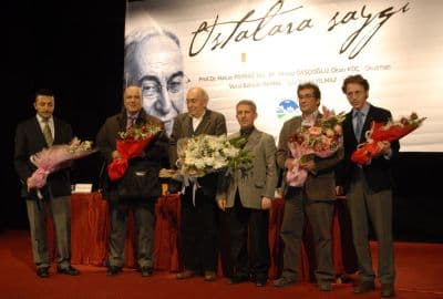 <p><font face="arial,helvetica,sans-serif" size="2">Hilmi Yavuz hakkında bir sunum yapan Okutman Okan Ko&ccedil; ise, &ldquo;<font color="#333399">Hilmi Yavuz'un fikir d&uuml;nyası hem doğudan hem de batıdan beslenmiştir</font>. <font color="#333399">Gelenek ve modernlik &uuml;zerinde durmuştur</font>&rdquo; dedi.<br /><br />B&uuml;t&uuml;n konuşmaları dikkate dinleyen Hilmi Yavuz, programın sonunda kısa bir teşekk&uuml;r konuşması yaptı. Kendisine g&ouml;sterilen ilgiden dolayı teşekk&uuml;r eden &uuml;nl&uuml; şair, &ldquo;<font color="#333399">Bug&uuml;n ger&ccedil;ekten duygulandım. B&ouml;yle bir programı d&uuml;zenleyen Sakarya B&uuml;y&uuml;kşehir Belediyesi'ne ve değerli başkanına &ccedil;ok teşekk&uuml;r ediyorum. Benim hakkımda fikir beyan eden değerli akademisyen ve şair arkadaşlarıma da ş&uuml;kranlarımı sunuyorum</font>&rdquo; dedi.</font></p>