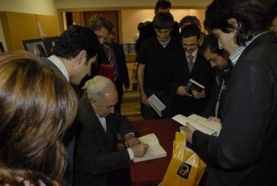 <p><font face="arial,helvetica,sans-serif" size="2">Hilmi Yavuz'un konuşmasının ardından &uuml;nl&uuml; şaire &ccedil;i&ccedil;ek ve plaket takdim eden B&uuml;y&uuml;kşehir Belediyesi Başkanvekili Osman Aydın, programa katılan b&uuml;t&uuml;n Sakaryalılara teşekk&uuml;r etti.<br /><br />Programın sonunda Hilmi Yavuz kitaplarını imzaladı. Kitap imzalatanlar arasında Sakarya B&uuml;y&uuml;kşehir Belediye Başkanı Zeki To&ccedil;oğlu'da vardı. Hilmi Yavuz'un 'T&uuml;rkiye'nin Zihin Tarihi' kitabını alıp Yavuz'a imzalatan Başkan To&ccedil;oğlu, <font color="#333399">&ldquo;Değerli d&uuml;ş&uuml;nce adamı Hilmi Yavuz'u ilimizde g&ouml;rmekten b&uuml;y&uuml;k mutluluk duyduk. İnşallah daha uzun yıllar kendisinin fikirlerinde istifade ederiz. Kendisine sağlıklı uzun yıllar diliyorum. B&uuml;y&uuml;kşehir Belediyesi olarak bu t&uuml;r ekinliklerimiz devam edecek. Değerlerimizi hi&ccedil;bir zaman unutmadık, unutmacağız</font>&rdquo; diye konuştu.</font></p>