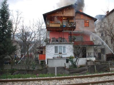 <font face="Arial" size="2">Olay yerine gelen Sakarya B&uuml;y&uuml;kşehir Belediyesi itfaiye ekipleri sokak i&ccedil;ine park eden ara&ccedil;lardan dolayı yangın mahalline gitmekte zorlandı. Ara&ccedil;ların kaldırılmasının ardından itfaiye yangına m&uuml;dahale edebildi. Yangın kısa s&uuml;rede kontrol altına alınırken ev kullanılmaz hale geldi.<br /><br />&nbsp; </font>