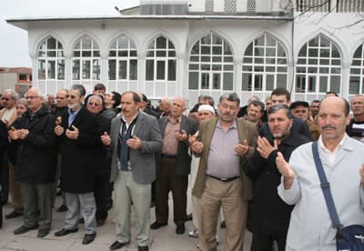 Akyazı'dan Umre'ye Gidenler Dualarla Uğurlandı