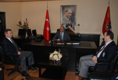 <p><font face="arial,helvetica,sans-serif" size="2"><strong>Birlik ve Beraberlik İ&ccedil;inde</strong> <br /><br />Sakarya Trabzonlular Derneği Başkanı Ahmet Tufan Demircioğlu ile Y&ouml;netim Kurulu &uuml;yeleri; Sakarya İl Emniyet M&uuml;d&uuml;r&uuml; Ali Bilkay&rsquo;ı makamında ziyaret ederek, &ldquo;<font color="#333399">Hayırlı olsun ve hoş geldiniz&rdquo;</font> dileklerinde bulundu.</font></p><p><font face="arial,helvetica,sans-serif" size="2">Trabzonlular Derneği tarafından kendisine yapılan ziyaretten dolayı memnuniyetini dile getiren Emniyet M&uuml;d&uuml;r&uuml; Ali Bilkay; k&uuml;lt&uuml;r dernekleriyle de i&ccedil; i&ccedil;e &ccedil;alışarak, birlik ve beraberlik i&ccedil;inde hareket edeceklerini s&ouml;yledi.</font></p>