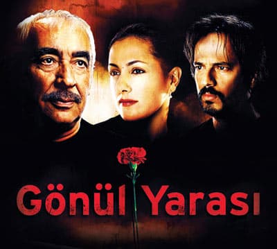 <p><font face="arial,helvetica,sans-serif" size="2"><strong>Filmin Konusu:</strong> </font></p><p><font face="arial,helvetica,sans-serif" size="2">B&uuml;t&uuml;n hayatını Anadolu&rsquo;nun &uuml;cra k&ouml;şelerinde &ouml;ğrencilerine adamış, bunun uğruna karısı ve &ccedil;ocuklarından bile vazge&ccedil;miş bir &ouml;ğretmen Nazım (Şener Şen), psikopat kocasından ka&ccedil;ıp, kızıyla birlikte İstanbul&rsquo;a yerleşen ve bir pavyonda &ccedil;alışan t&uuml;rk&uuml;c&uuml; D&uuml;nya (M. Cumbul), Eski karısı D&uuml;nya&rsquo;ya takıntılı bir aşkla bağlı, g&ouml;z&uuml; kara, sevdası i&ccedil;in d&uuml;nyayı yakacak kadar &ccedil;ılgın bir adam: Halil (T. Esen). </font></p><p><font face="arial,helvetica,sans-serif" size="2">Nazım Bey, Anadolu&rsquo;da &ouml;ğretmenlik yapmaktadır. Emekli olduktan sonra İstanbul&rsquo;a yerleşir ve emekli maaşının bağlanmasını beklerken arkadaşı Takoz&rsquo;un taksisinde &ccedil;alışmaya başlar. D&uuml;nya ise pavyonda &ccedil;alışan ve eski kocası Halil ile başı belada olan zor durumda bir kadındır. </font></p><p><font face="arial,helvetica,sans-serif" size="2">Bir g&uuml;n, Nazım&rsquo;ın taksisine bindiğinde her ikisinin de hayatı değişir. Nazım, D&uuml;nya&rsquo;yı her g&uuml;n işe g&ouml;t&uuml;r&uuml;p getirmeye başlar. Bir g&uuml;n D&uuml;nya&rsquo;nın eski kocası pavyonu basınca, Nazım, D&uuml;nya ve k&uuml;&ccedil;&uuml;k kızına sahip &ccedil;ıkar.</font></p>
