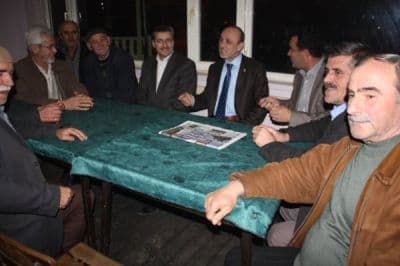 <p><font face="Arial" size="2">Referandum sonucu Erenler İl&ccedil;esine bağlanmak i&ccedil;in Evet oyu kullanan Horozlar ve&nbsp;Alancuma Mahallelerini ziyaret eden Erenler Belediye Başkanı Cavit &Ouml;zt&uuml;rk, mahalle muhtarları ve&nbsp;mahalle sakinleriyle sohbet etti. <br /><br />&Ouml;zt&uuml;rk, her iki mahallenin sıkıntılarını ve&nbsp;isteklerini dinledi. Mahalle sakinleri ise&nbsp;temizlik &ccedil;alışmalarında biraz daha mahallelerinin durumlarının g&ouml;zetilmesi gerektiğini,&nbsp;bazı yollarının asfaltlanma beklentisini ilettiler. <br /><br />Mahalleliler aynı zamanda mahallelerine ziyarette bulunan &Ouml;zt&uuml;rk&rsquo;e teşekk&uuml;r ettiler.</font></p>