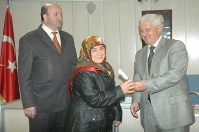 <p><font face="arial,helvetica,sans-serif" size="2">2009 yılının son kursu olarak adlandırılan ve 3 ay s&uuml;resince 40 iş g&uuml;n&uuml; olarak g&uuml;nde 15 TL yevmiye ile a&ccedil;ılan kursa katılarak başarılı olan kursiyerlerin sertifikaları verildi. Kursiyerlerin sertifikalarını Adapazarı Belediyesi Başkan Yardımcısı Rıdvan Sezer ile Belediyede g&ouml;revli daire m&uuml;d&uuml;rleri verdi. &Ouml;te yandan Adapazarı Belediyesi b&uuml;nyesinde 2009 yılında hasta ve yaşlı bakımı, g&uuml;zellik uzmanlığı, gaz altı kaynak&ccedil;ılığı, g&uuml;venlik, bilgisayar tasarımı ve &ouml;z&uuml;rl&uuml;lere y&ouml;nelik bilgisayarlı muhasebe dallarını kapsayan 5 dalda kurs d&uuml;zenlendiği ve kurslara katılan bin 300 dolayında kursiyerin sertifika aldığı a&ccedil;ıklandı.<br /></font></p>