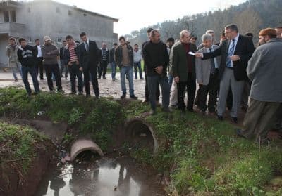 <font face="Arial" size="2">Zeki To&ccedil;oğlu, Murtaza Erdoğan İlk&ouml;ğretim Okulu'nu da ziyaret ederek, okul y&ouml;neticilerinin ve &ouml;ğrencilerin isteklerini dinledi. Başkan To&ccedil;oğlu, okul bah&ccedil;esinde spor alanı oluşturulması ve spor malzemesi dağıtımı konusunda belediye olarak yardım edeceklerini ifade etti.</font> <p><font face="arial,helvetica,sans-serif" size="2">İncelemelerinin ardından bir değerlendirme yapan Başkan Zeki To&ccedil;oğlu, &ldquo;Bug&uuml;n Bağlar Mahallemizi ziyaret ettik. S&ouml;ylediğim gibi bu g&uuml;zel mahallemizin en &ouml;nemli sorunu imar konusunda.</font></p>